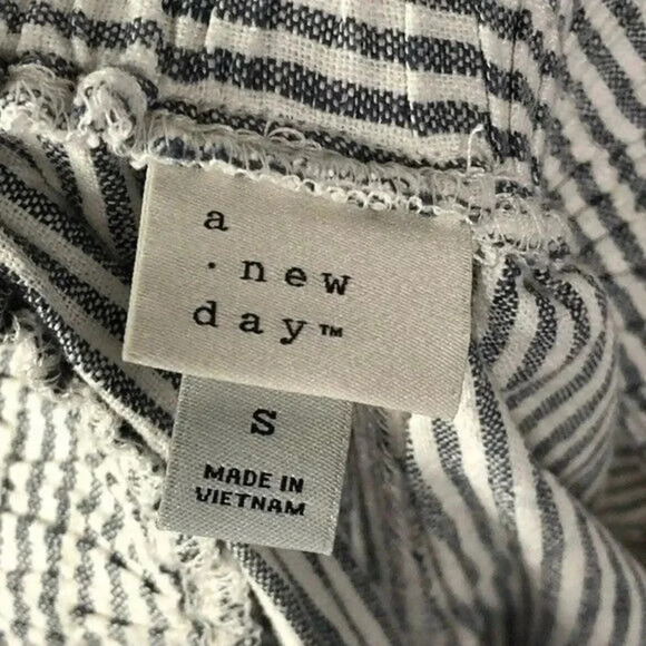 A New Day Gray & White Stripe Linen Pull On Shorts S - Picture 3 of 3